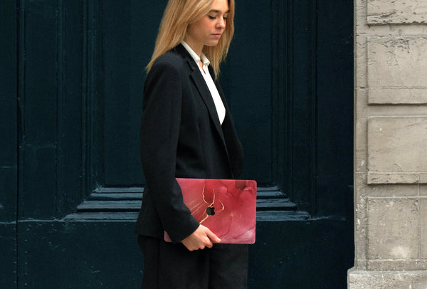 Jeune femme style fashion avec coque macbook rouge rubis